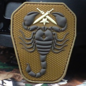 CZ Kummist embleem "Scorpion" tan