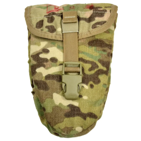 Вид спереди подсумка для лопаты армии США в расцветке MultiCam (OCP).