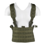 Oliivrohelise Chest Rig Recon taktilise vesti eestvaade kinnitusaladega.
