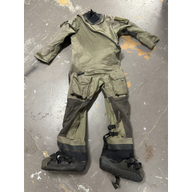 Вид комбинезона RAF Beaufort спереди в полный рост: видна диагональная тракторная молния на груди и массивный крой.