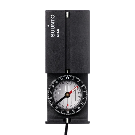 Komplekti sisu: Suunto MB-6 NH kompass, kaelapael ja korrigeerimistööriist.