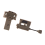 Liivakarva (tan) Charge MPLS kiivrilamp ja selle modulaarne siiniadapter kuvatuna üksteisest eraldatuna.