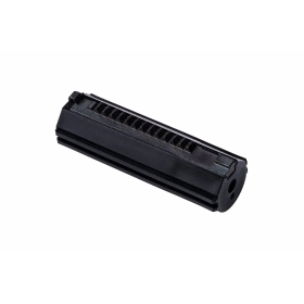 Крупный план ЧПУ-фрезерованного поршня RetroArms POM с установленной гребенкой на 14.5 закаленных стальных зубьев.