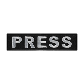 Tikitud tekstiga M-TAC "PRESS" (Tüüp 2) tuvastusmärk, eestvaade.