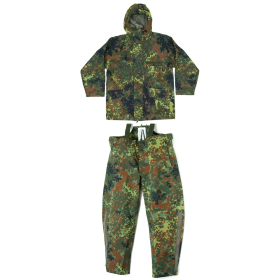 Bundeswehri Flecktarn GORE-TEX vihmaülikonna eestvaade koos kapuutsiga jope ja pükstega.