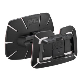 Kaks musta Petzl PRO ADAPT kleebitavat kinnitusplaati DUO pealampidele.