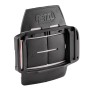Чёрный пластиковый клейкий крепёж Petzl Pixadapt с четырьмя квадратными площадками.