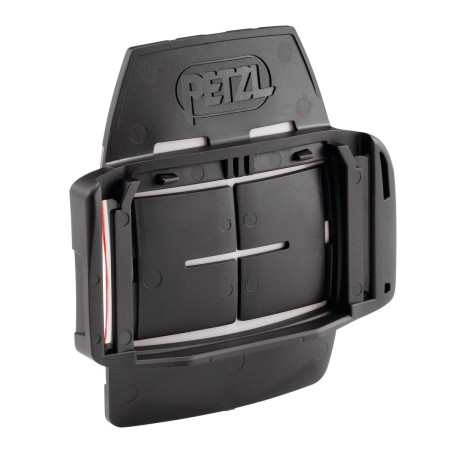 Чёрный пластиковый клейкий крепёж Petzl Pixadapt с четырьмя квадратными площадками.