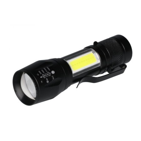 Lähivaade mustast Tarmo laetavast taskulambist, mille küljel on lisavalguse paneel ja vööklamber