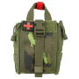 M95 kamuflaažitasku vaade eest, näidates takjapaneeli ja esmaabi embleemi.