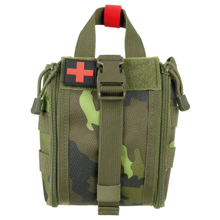 M95 kamuflaažitasku vaade eest, näidates takjapaneeli ja esmaabi embleemi.