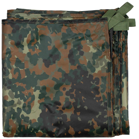 Flecktarn kamuflaažimustriga tendi stuudiofoto korrektselt kokku voldituna ruudukujuliseks pakiks.