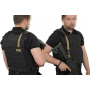 Fotod, mis näitavad püssirihma paigaldatuna taktilisele vestile nii eesmiselt kui ka tagumiselt vaatenurgalt MOLLE-süsteemil.