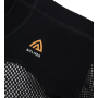 Крупный план плечевой зоны футболки Aclima WoolNet в черном цвете с фирменным логотипом бренда.