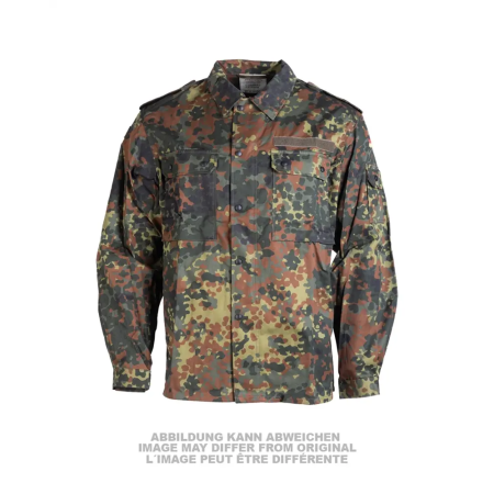 Mannekeenile püsti asetatud Saksa armee Flecktarn välivormijaki stuudiotootefoto vaatega eest.