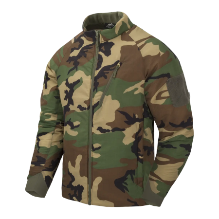 Куртка Helikon-Tex Wolfhound в американском камуфляже Woodland на манекене.
