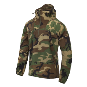USA Woodland kamuflaažis Helikon-Tex Windrunner anorakk mannekeenil.