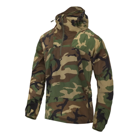 USA Woodland kamuflaažis Helikon-Tex Windrunner anorakk mannekeenil.