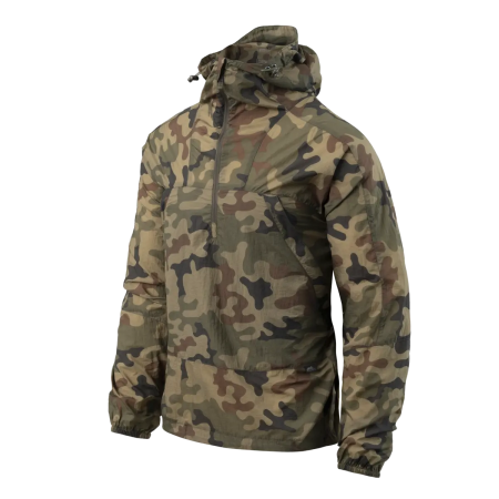 Poola Woodland (WZ.93 Pantera) kamuflaažis Helikon-Tex Windrunner anorakk mannekeenil.