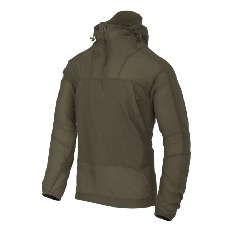 Taigarohu roheline Helikon-Tex Windrunner anorakk eestvaates mannekeenil.