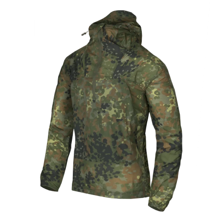 Saksa Flecktarn kamuflaažis Helikon-Tex Windrunner anorakk mannekeenil.