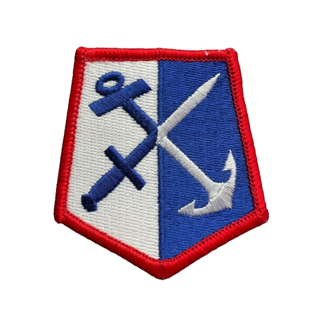 USA 108th ADA brigaadi tikitud ambleemi üldvaade eest, kus on näha detailne kilpimotiiv ning ristatud mõõk ja ankur.