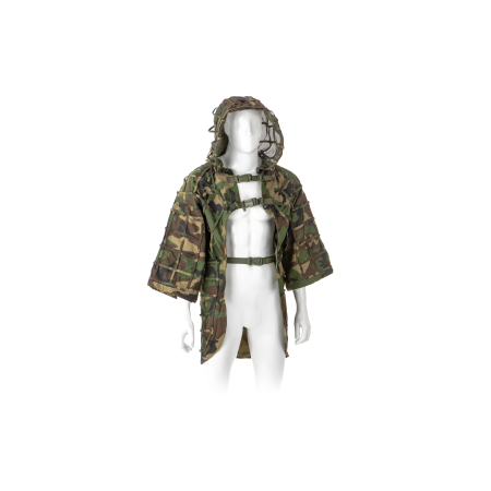 Invader Gear Ghillie Base Plain varjeülikonna eestvaade Woodland kamuflaažis.