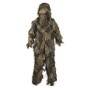 Mil-Tec Woodland Ghillie ülikond looduskeskkonnas seljas