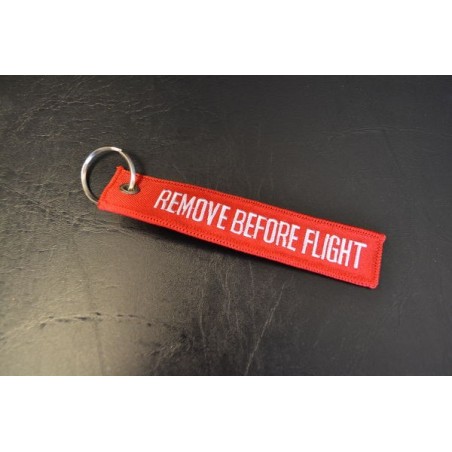 Võtmehoidja kirjaga "Remove before flight", punane